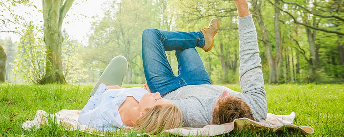 Paar auf Wiese liegend