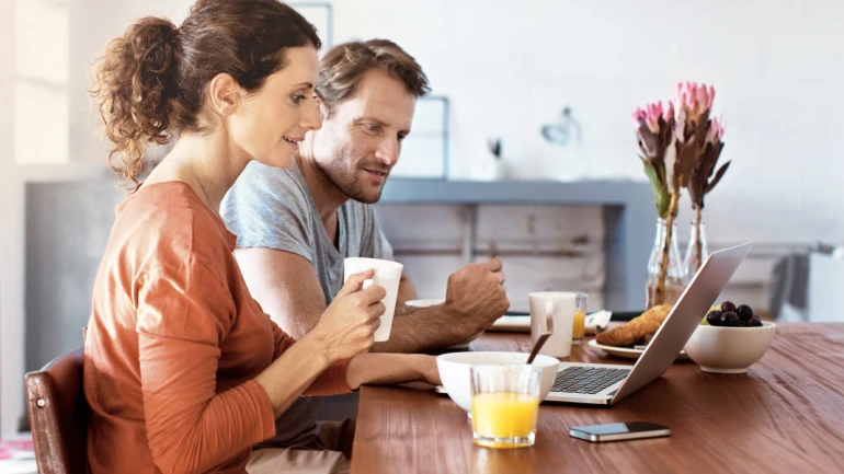 Ein Paar sitzt am Laptop und prüft ihre Heizkostenabrechnung