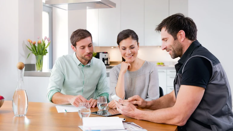 Ein Paar lässt sich von einem Bosch Fachinstallateur über den Austausch einer Gasheizung beraten