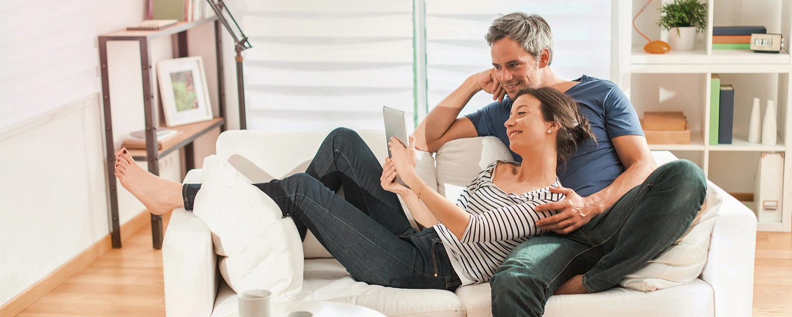 Paar liegt zusammen auf der Couch