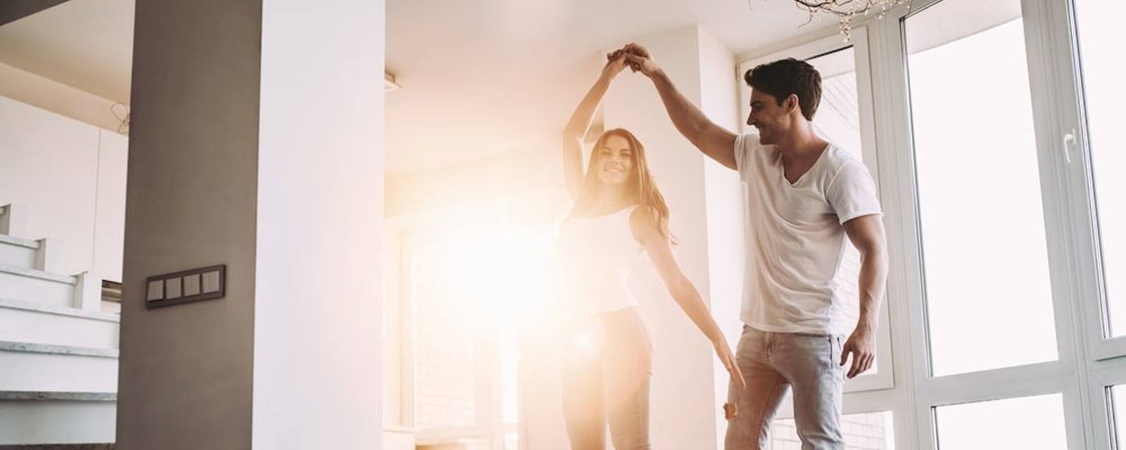 Paar im Wohnzimmer tanzend Paar im Wohnzimmer tanzend