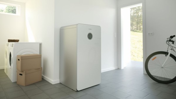 Erdwärmepumpe im Keller eines Hauses stehend.