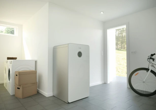 Erdwärmepumpe im Keller eines Hauses stehend.