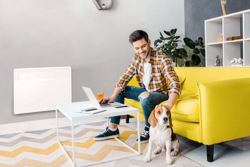 Mann und Hund im Wohnzimmer mit Heat Convector 4000