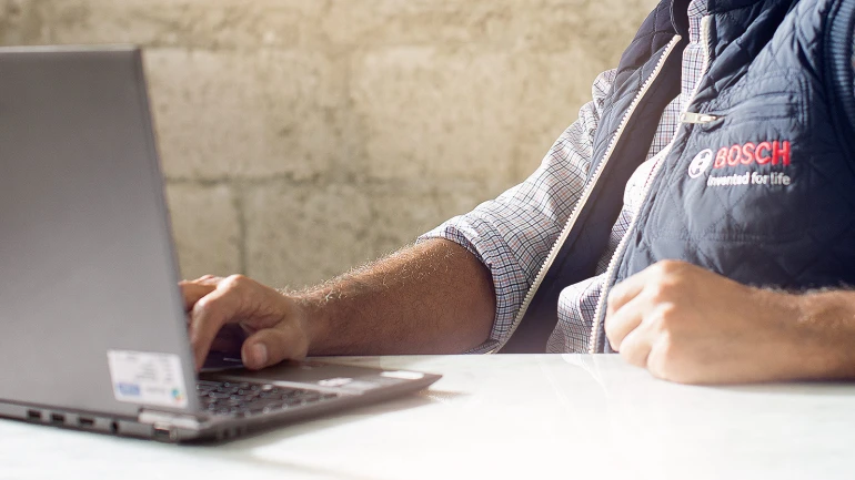 Bosch Mitarbeiter arbeitet am Laptop