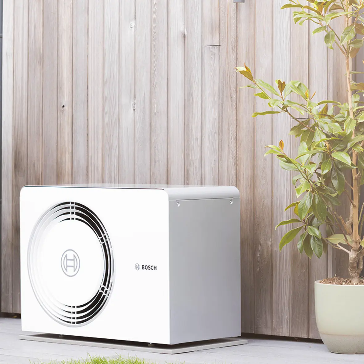 Außeneinheit der Compress 5800i AW Wärmepumpe an der Hauswand auf der Terrasse stehend.