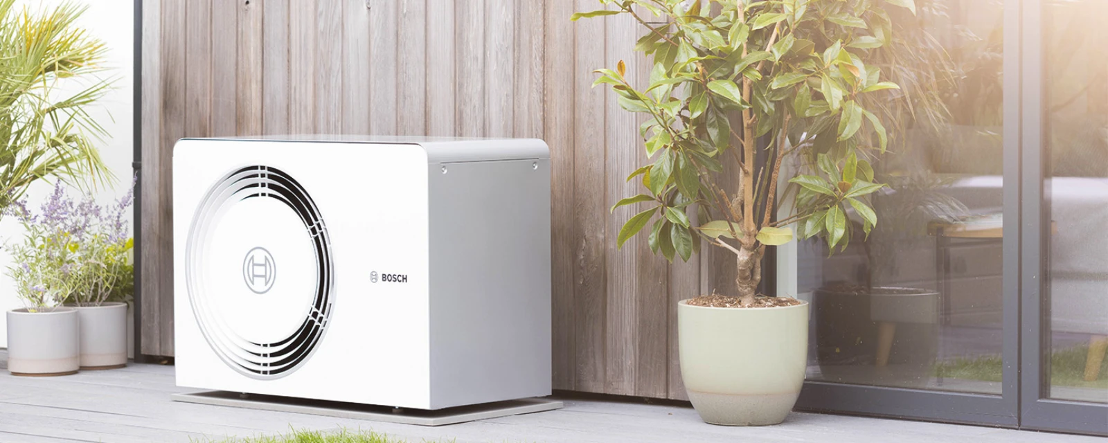 Wärmepumpe von Bosch Compress 5800/6800i AW an Hauswand stehend