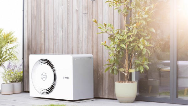 Wärmepumpe Compress 5800i AW von Bosch an der Hauswand stehend
