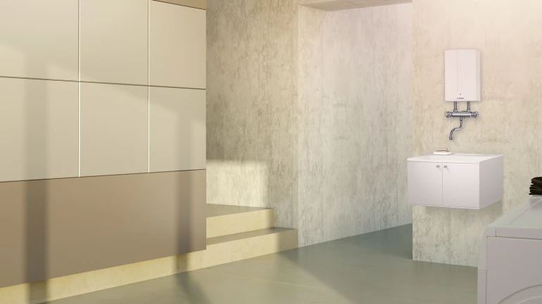 Tronic 1000 über Waschbecken im Badezimmer hängend