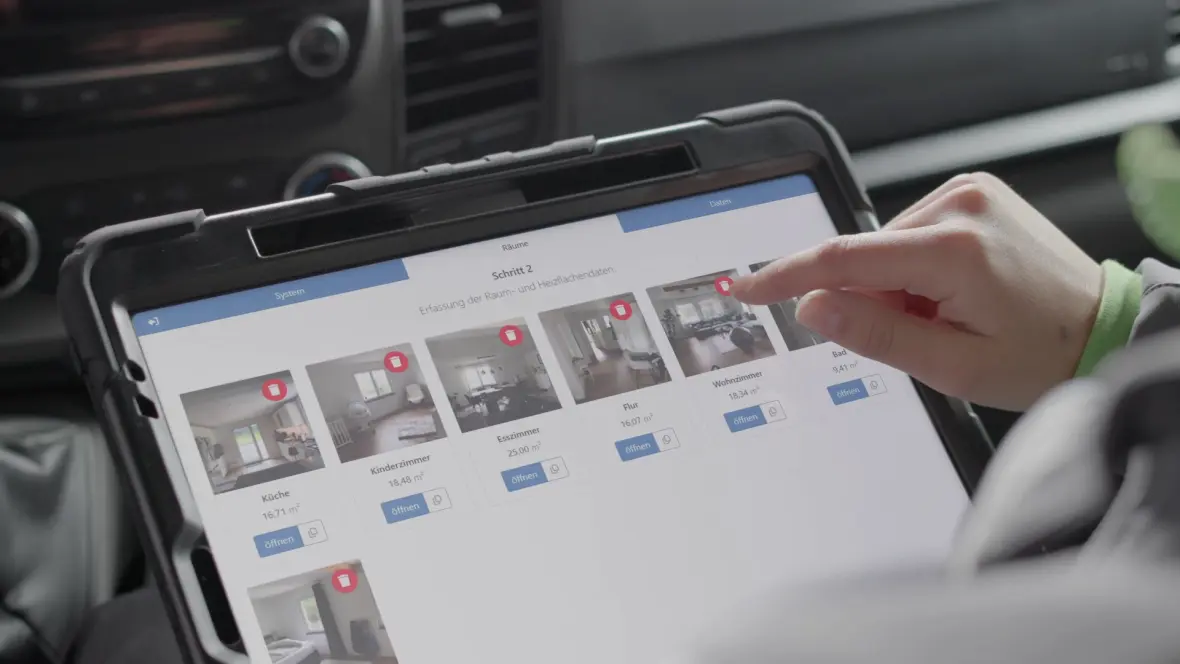 Eine Person sitzt an einem Tablet und nutzt dieses.