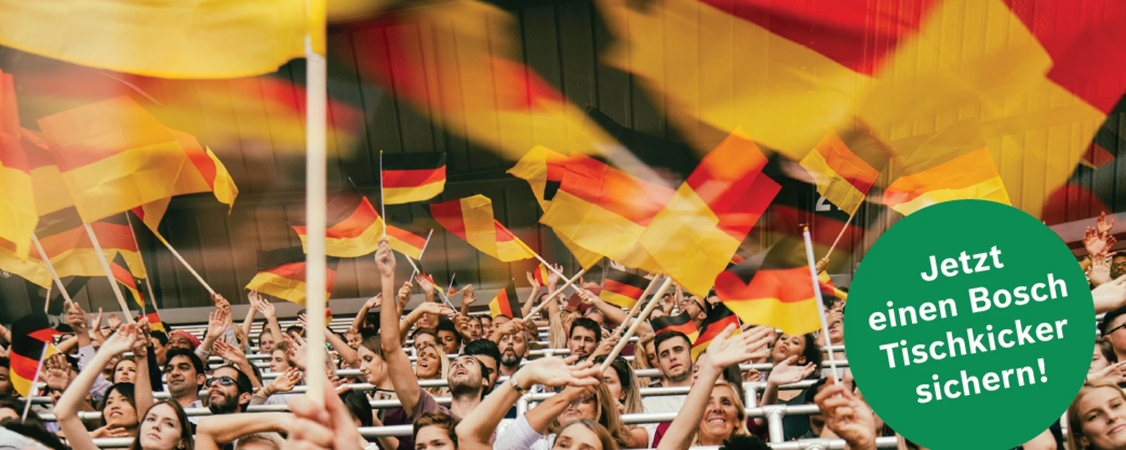 Menschen die Deutschlandfahnen hochhalten