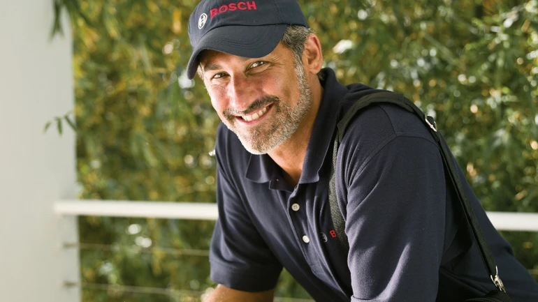 Bosch Fachinstallateur lächelt in die Kamera.