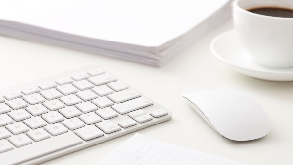 Tastatur mit Maus im Hintergrund eine Kaffee Tasse
