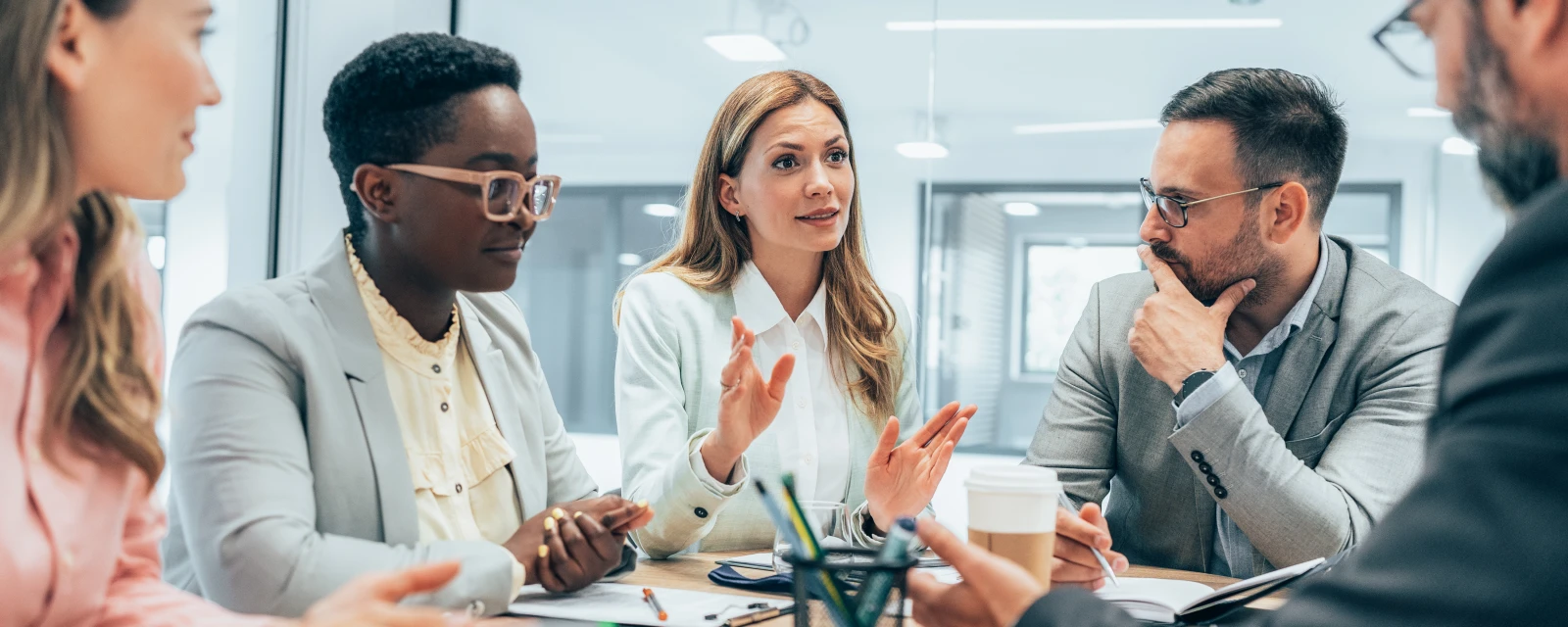 Fünf Personen in Meeting-Raum.