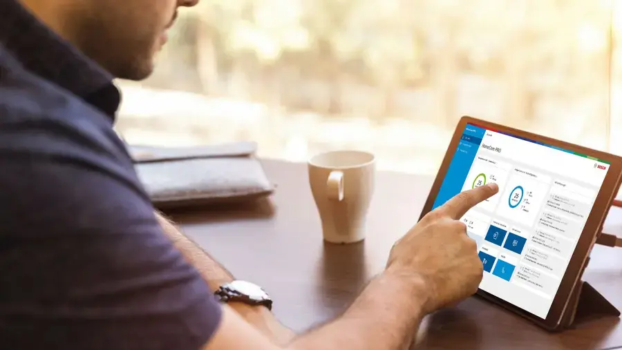 Bosch Installateur informiert sich am Tablett über das Klimahelden Schmiede Programm. Bosch Installateur informiert sich am Tablett über das Klimahelden Schmiede Programm.