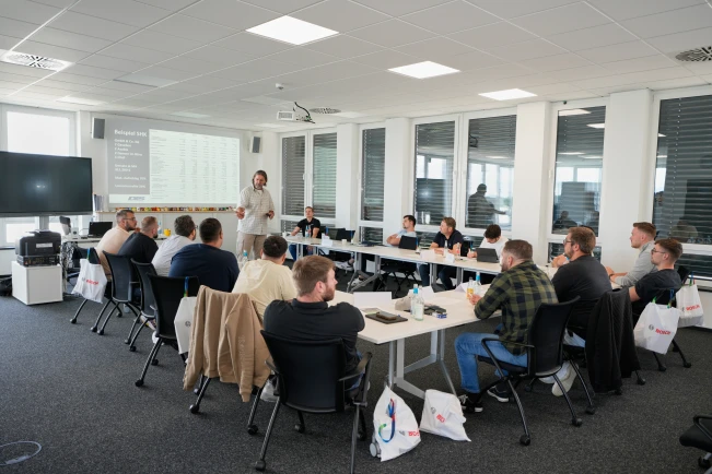 Gruppenbild des Bosch Jungmeister Programm Kickoffs in Troisdorf.