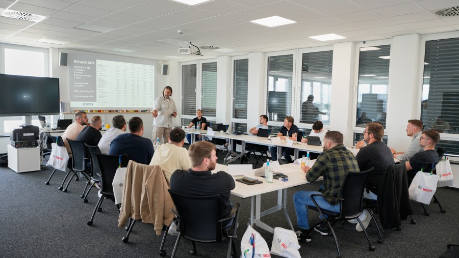 Gruppenbild des Bosch Jungmeister Programm Kickoffs in Troisdorf. Gruppenbild des Bosch Jungmeister Programm Kickoffs in Troisdorf.
