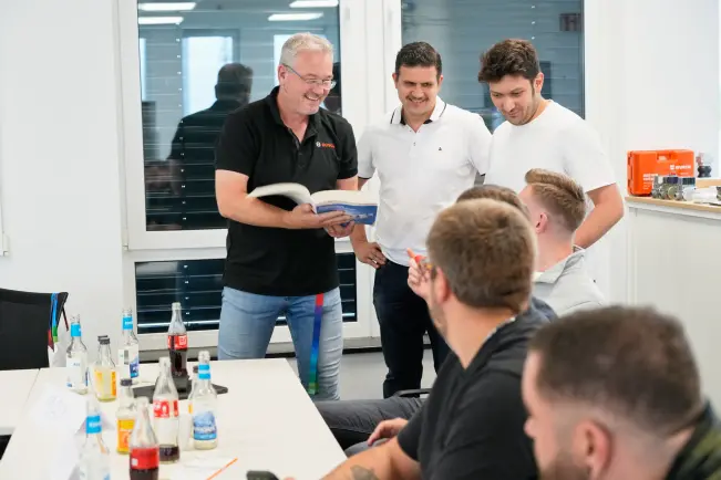 Bosch Installateure tauschen sich über das Klimahelden Schmiede Programm aus.