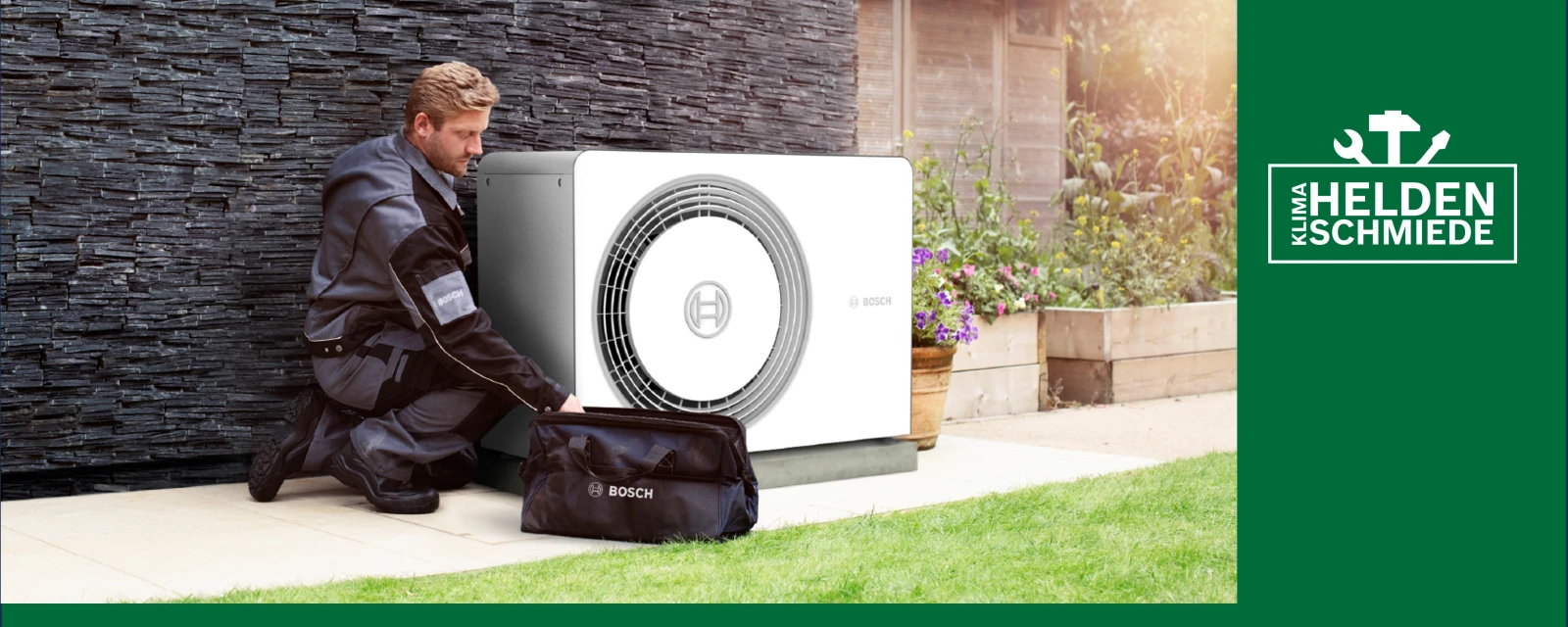 Bosch Installateur montiert Wärmepumpe mit dem Starter-Kit für Erstverbauer