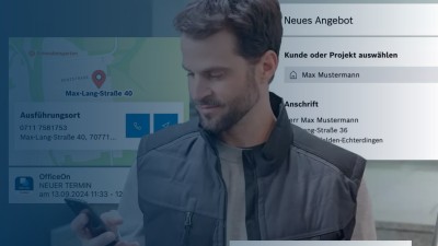 Mann der auf sein Handy schaut.