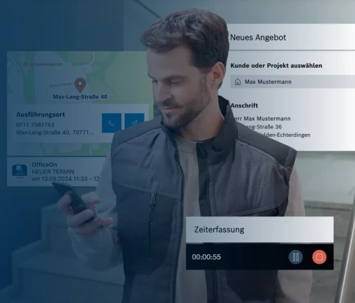 Mann der auf sein Handy schaut.