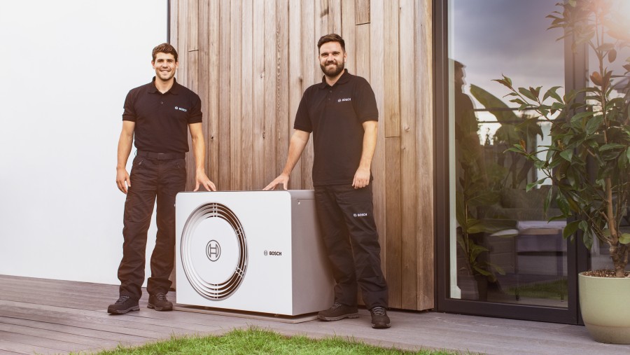 Bosch Installateure vor Luft-Wasser-Wärmepumpe Compress 5800i AW. Bosch Installateure vor Luft-Wasser-Wärmepumpe Compress 5800i AW.