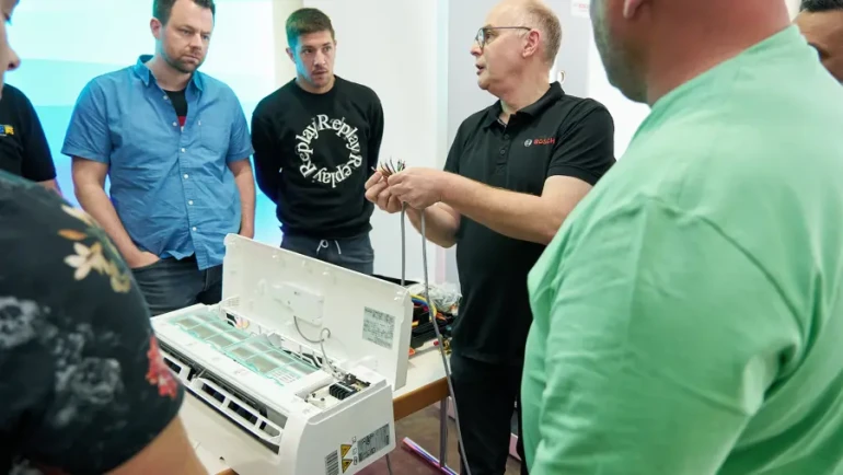 Bosch Installateure tauschen sich über das Klimahelden Schmiede Programm aus.