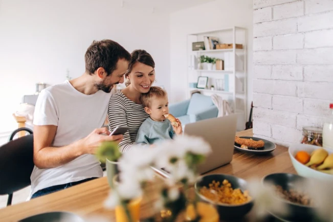 Familie sitzt vor dem Laptop und verwendet den Bosch Produktfinder.