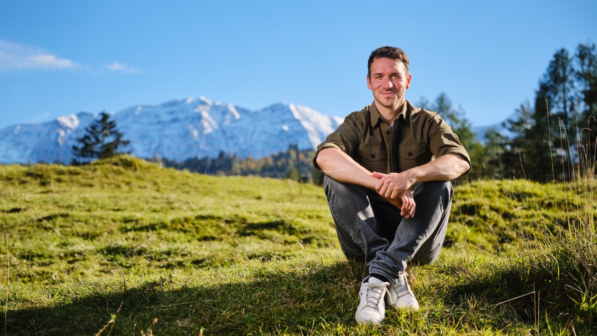 Felix Neureuther, der Skirennläufer steht vor einem Wald. Felix Neureuther, der Skirennläufer steht vor einem Wald.