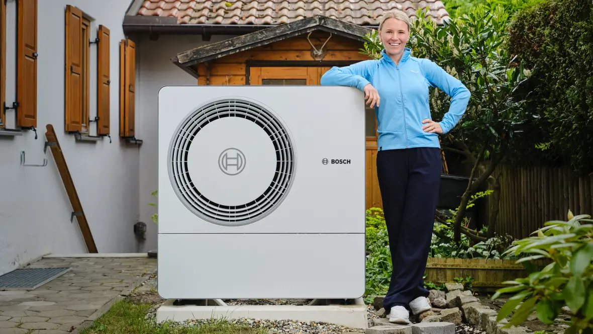 Miriam Neureuther vor der Wärmepumpe