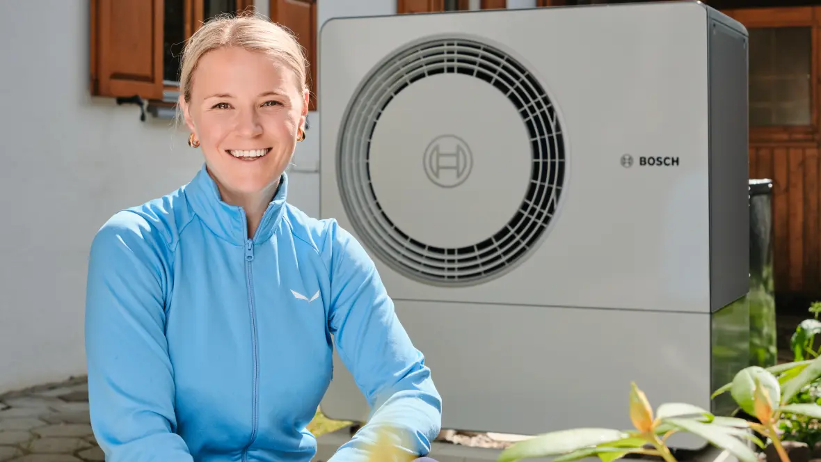 Miriam Neureuther vor der Wärmepumpe