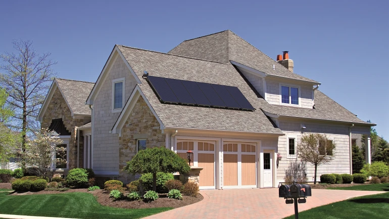 Haus mit Solarpanels und Garten