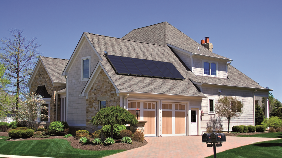 Haus mit Solarpanels und Garten Haus mit Solarpanels und Garten