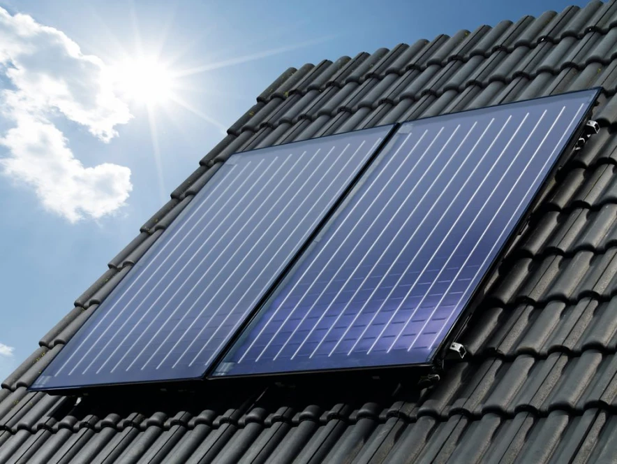 Schwarzes Dach mit zwei Solarpanels