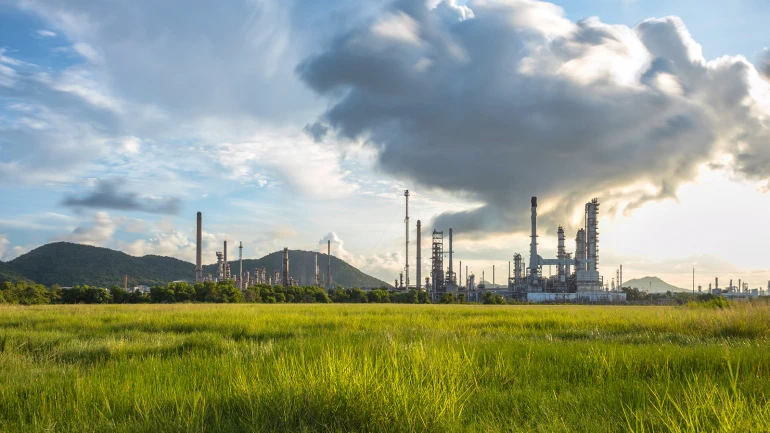 CO2 Ausstoß aus einem Kraftwerk mitten in der natur