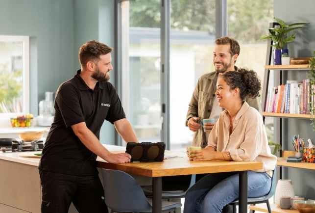 Bosch Installateur berät Kunden zu Well-being-Produkten