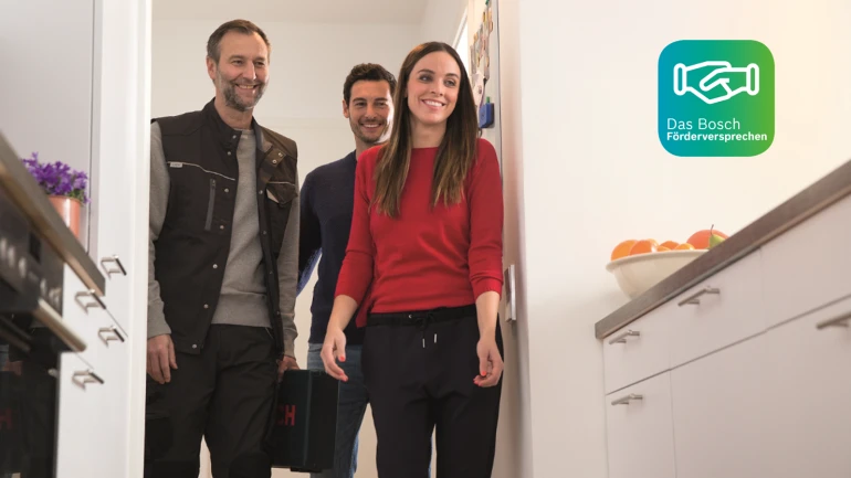 Bosch Förderversprechen, ein Paar mit einem Heizungsinstallateur steht in der Küche