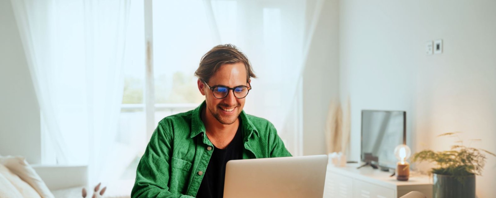 Mann sitzt am Laptop und informiert sich über die Bosch eAcademy. Mann sitzt am Laptop und informiert sich über die Bosch eAcademy.