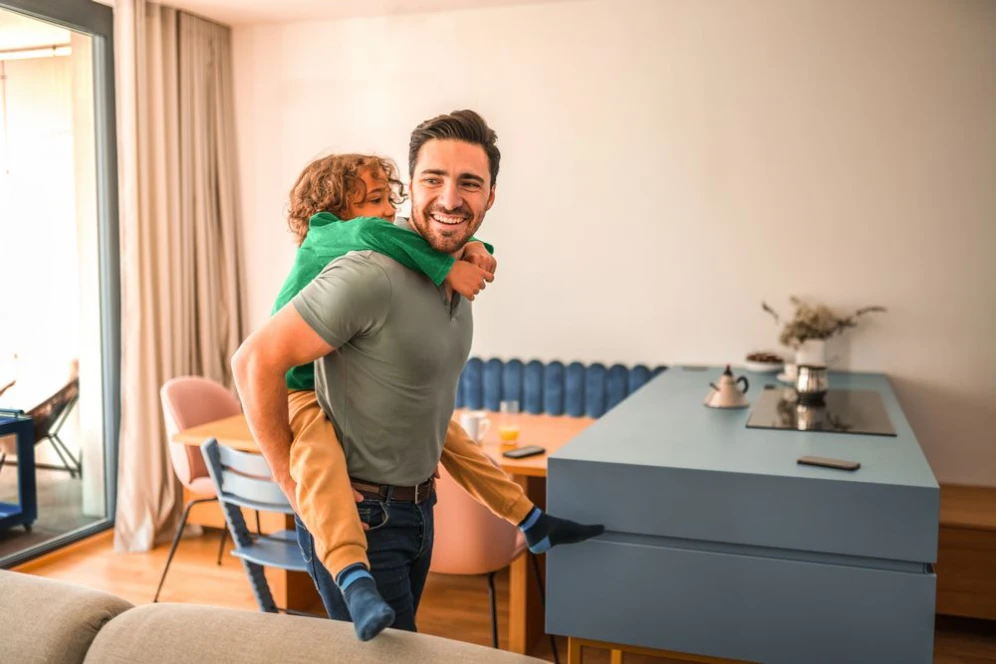 Familie im Wohnzimmer