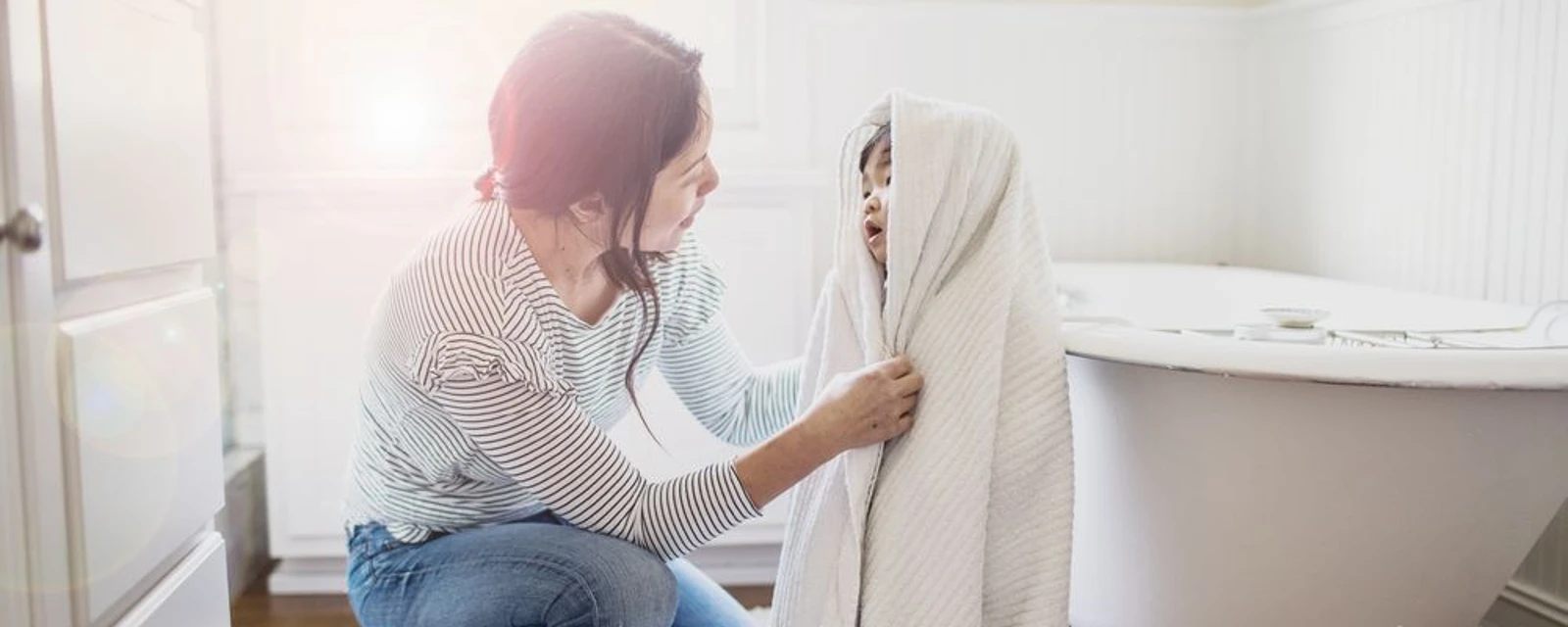 Mutter und Kind im Badezimmer.