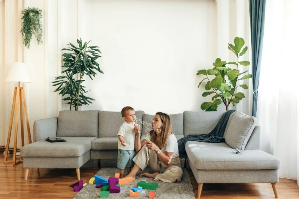 Mutter und Sohn im Wohnzimmer sitzend