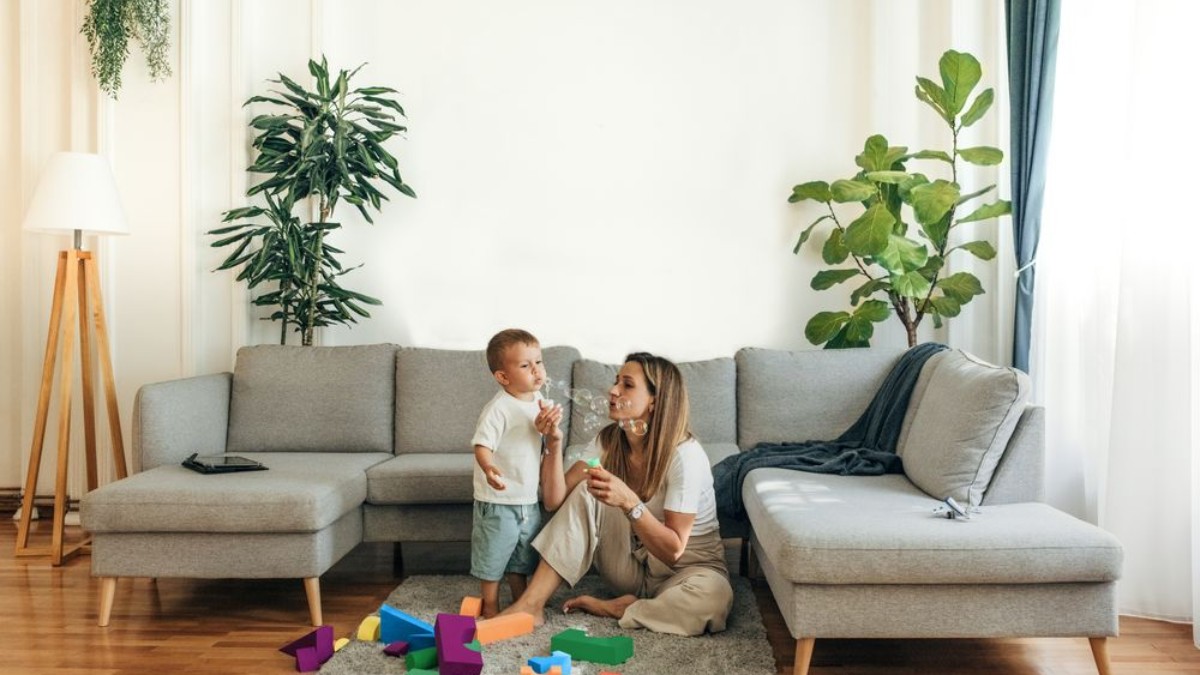 Mutter und Sohn im Wohnzimmer sitzend Mutter und Sohn im Wohnzimmer sitzend