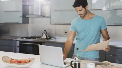 Mann prüft wichtige Sicherheitshinweise von Bosch zu Produkten auf seinem Laptop. Mann prüft wichtige Sicherheitshinweise von Bosch zu Produkten auf seinem Laptop.