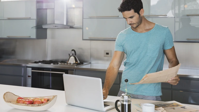 Mann prüft wichtige Sicherheitshinweise von Bosch zu Produkten auf seinem Laptop.