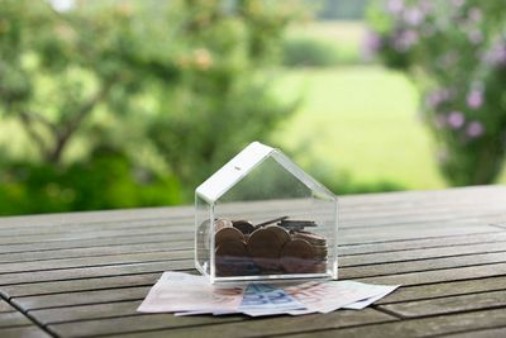 Glashaus mit Geld