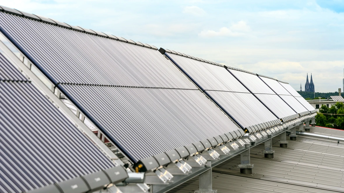 Solarkollektoren, solare Großanlage auf einem Hausdach