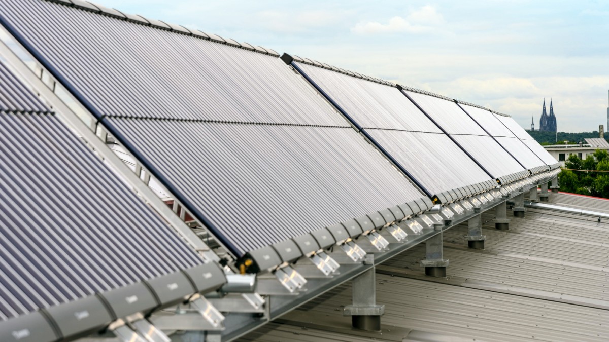Solaranlage auf einem Dach in Köln. Solaranlage auf einem Dach in Köln.