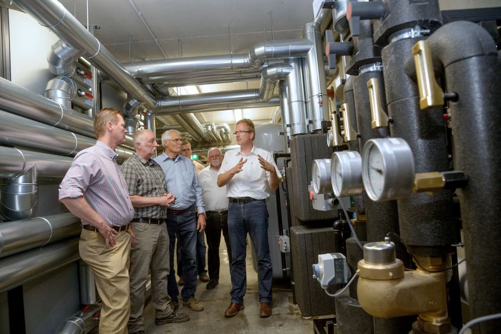 Mehrere Männer in Werkstatt