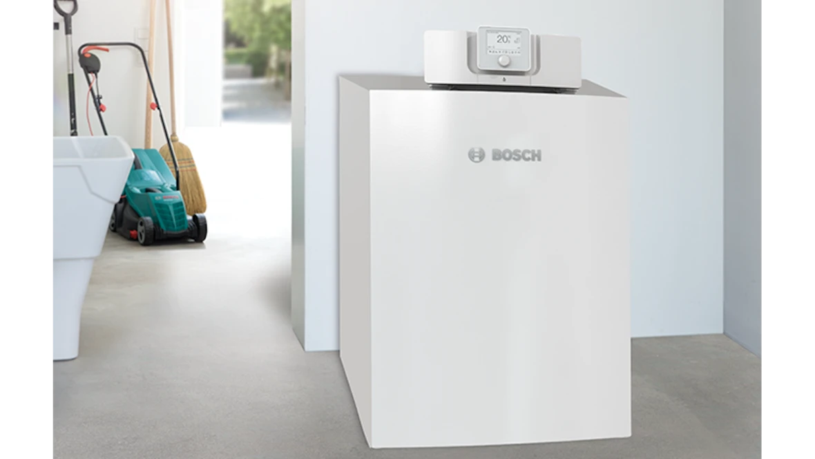 Ölbrennwertheizung von Bosch Olio Condens 8000 F in der Garage stehend.