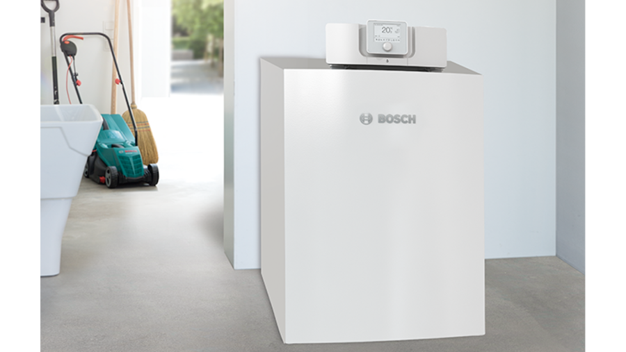 Bosch Ölheizung Olio Condens 8000 F in der Garage stehend Bosch Ölheizung Olio Condens 8000 F in der Garage stehend